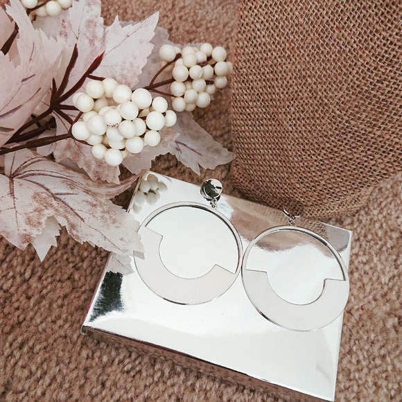 Antique Geometric Minimalist Hoop Earrings - Picture 3 of 5